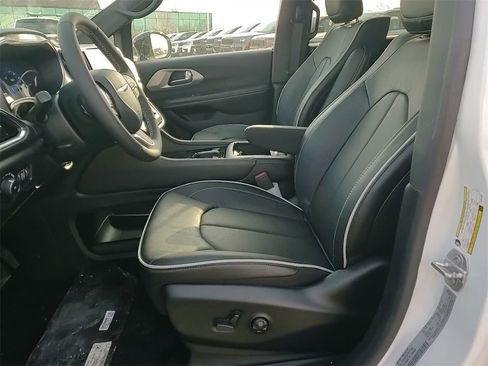 New 2026 Chrysler Pacifica Limited w/ Uconnect Theater Family Group image 21