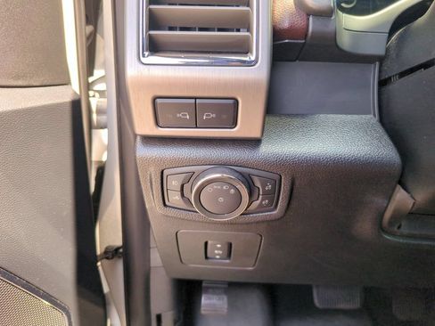 Used 2015 Ford F150 Platinum w/ Equipment Group 701A Luxury AWD/4WD image 29