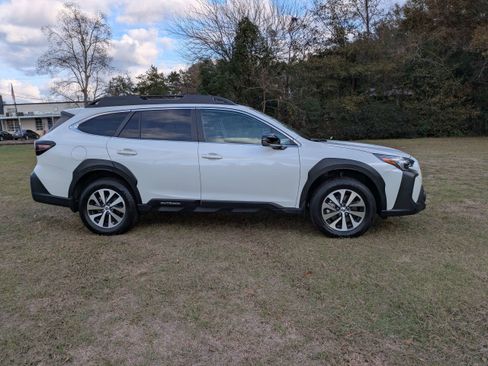 Used 2023 Subaru Outback Premium image 3