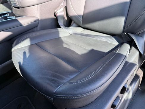 Used 2025 Chevrolet Suburban Z71 image 24