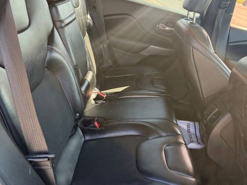 Used 2019 Jeep Cherokee Latitude Plus w/ Comfort/Convenience Group FWD image 25