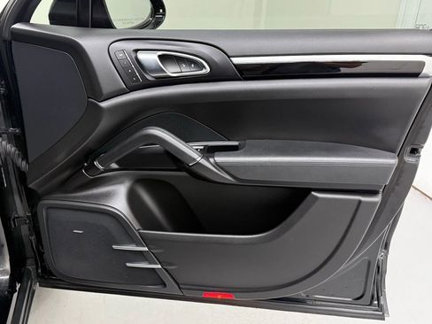Used 2018 Porsche Cayenne Platinum Edition image 18