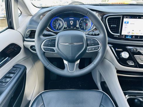Used 2024 Chrysler Pacifica Limited image 18