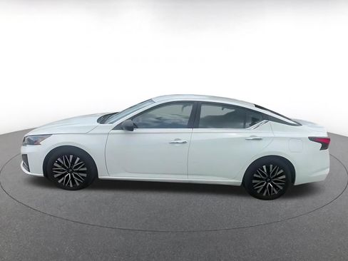 Used 2025 Nissan Altima 2.5 SV FWD image 9