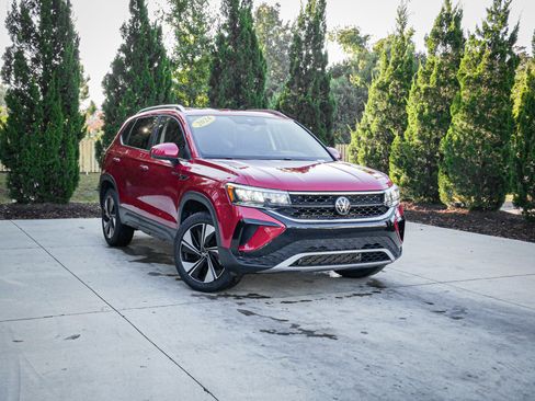 Used 2024 Volkswagen Taos SE w/ Panoramic Sunroof Package image 2