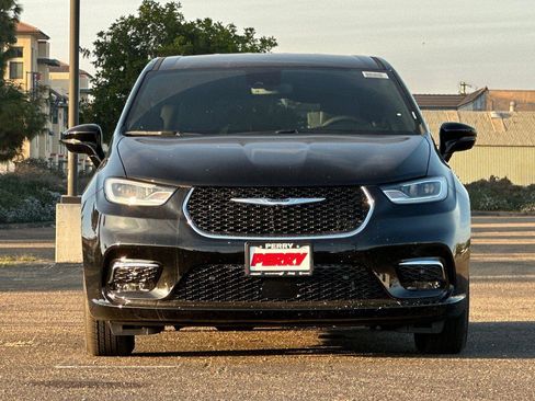 New 2026 Chrysler Pacifica Select image 2