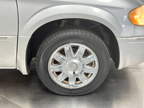 Used 2005 Chrysler Town & Country Limited FWD image 28