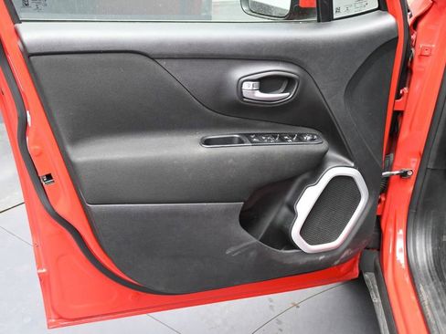 Used 2020 Jeep Renegade Latitude FWD image 12