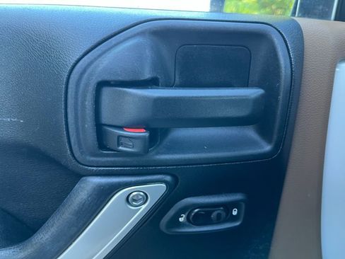 Used 2015 Jeep Wrangler Unlimited Sahara w/ Connectivity Group image 25