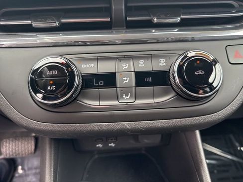 Used 2025 Buick Envista Preferred image 23