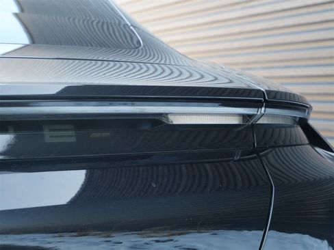 Used 2021 Porsche Taycan image 8