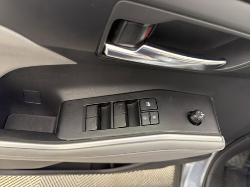 Used 2020 Toyota Highlander XLE AWD/4WD image 6