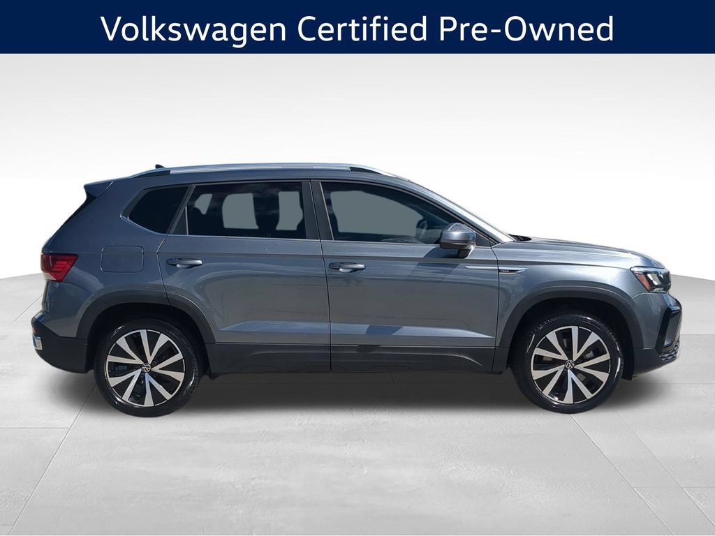 Certified 2022 Volkswagen Taos SE FWD image 2