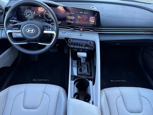 Used 2025 Hyundai Elantra Limited image 10