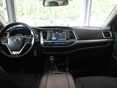 Used 2019 Toyota Highlander Plus w/ Carpet Mat Package (TMS) AWD/4WD image 20