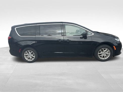 Used 2024 Chrysler Pacifica Touring-L image 25