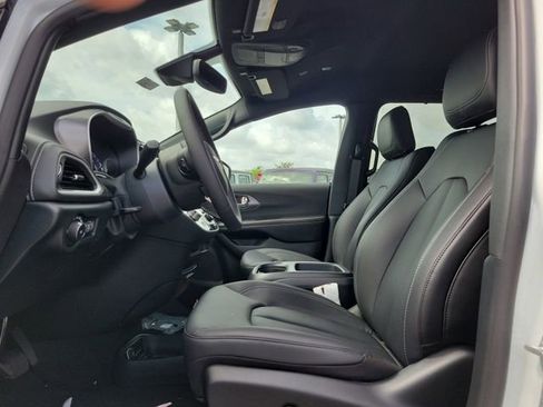 New 2026 Chrysler Pacifica Select image 13
