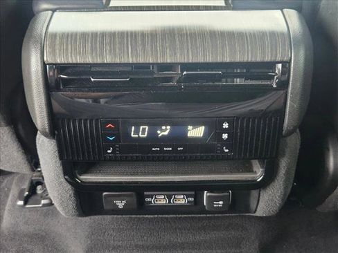 Used 2024 Jeep Wagoneer Series II w/ Flexible Seating Group RWD image 17