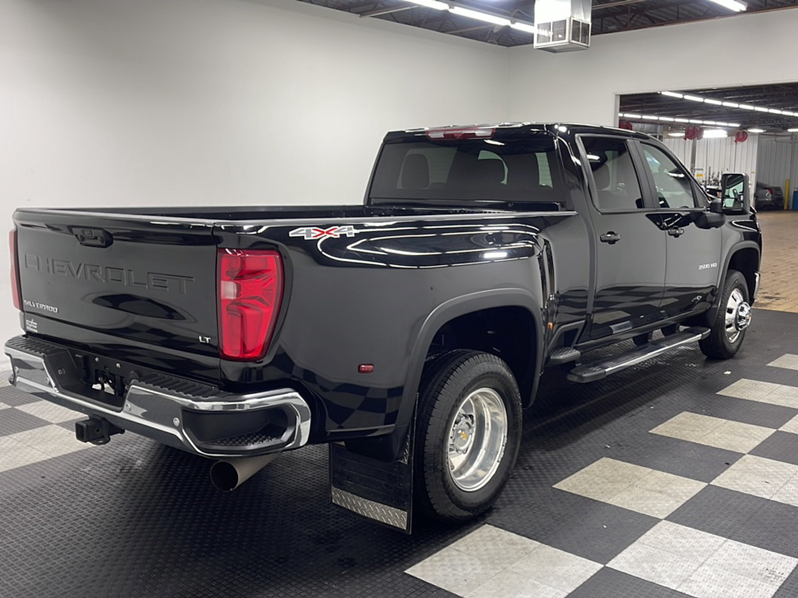 Used 2025 Chevrolet Silverado 3500 LT w/ Safety Package AWD/4WD image 18