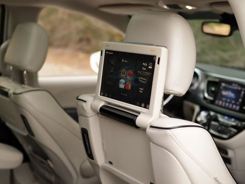 Used 2018 Chrysler Pacifica Limited w/ Advanced Safetytec Group image 37