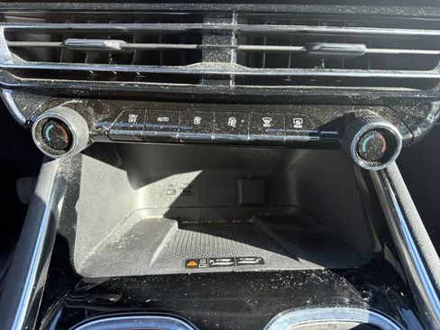 Used 2024 Chevrolet Traverse RS AWD/4WD image 23
