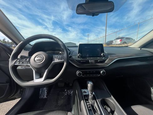Used 2025 Nissan Altima 2.5 SV FWD image 33
