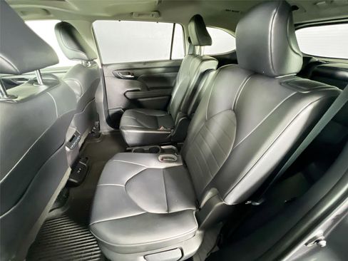 Used 2021 Toyota Highlander XLE image 26