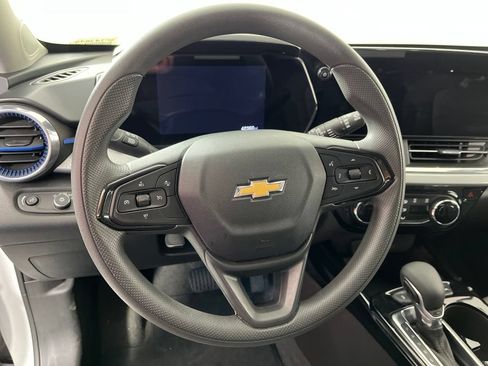 Certified 2025 Chevrolet Trax LT FWD image 27