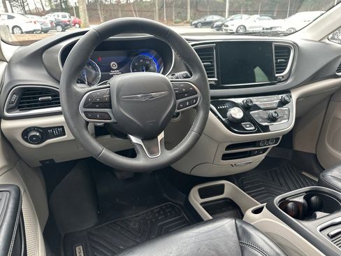Used 2022 Chrysler Pacifica Touring-L image 22