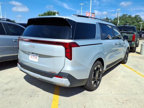 Used 2025 Kia Carnival EX FWD image 4