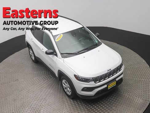 Used 2024 Jeep Compass Latitude AWD/4WD image 3