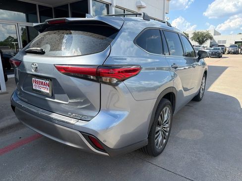 Used 2021 Toyota Highlander Platinum FWD image 6