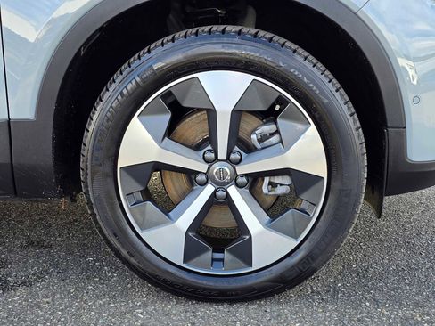 Used 2025 Volvo XC40 B5 Plus image 9