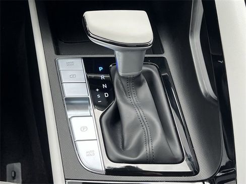 Used 2025 Hyundai Elantra Limited image 18