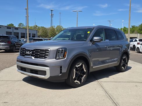 Certified 2025 Kia Telluride S image 4