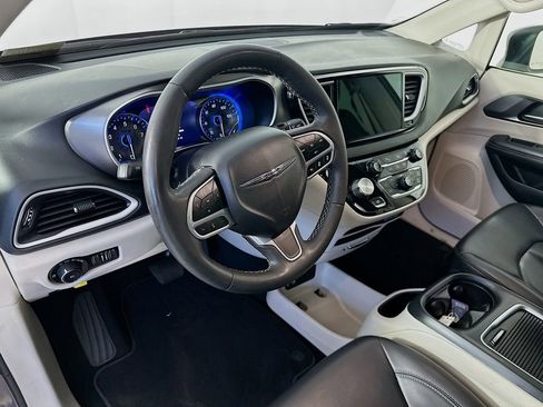 Used 2023 Chrysler Pacifica Touring-L FWD image 29