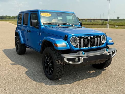 Used 2024 Jeep Wrangler Unlimited Sahara AWD/4WD image 4
