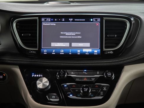 Used 2024 Chrysler Pacifica Limited FWD image 26