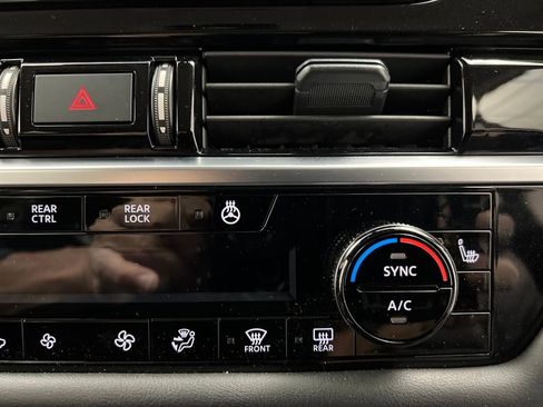 Used 2025 Nissan Pathfinder SL FWD image 51