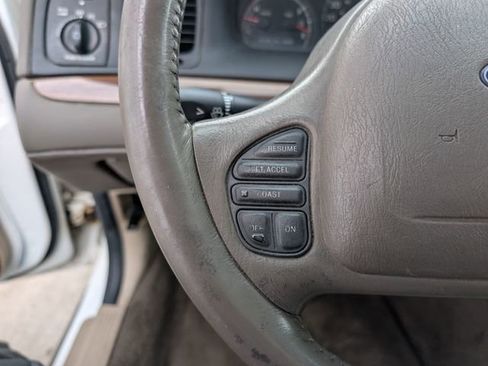 Used 2002 Ford Crown Victoria LX image 9