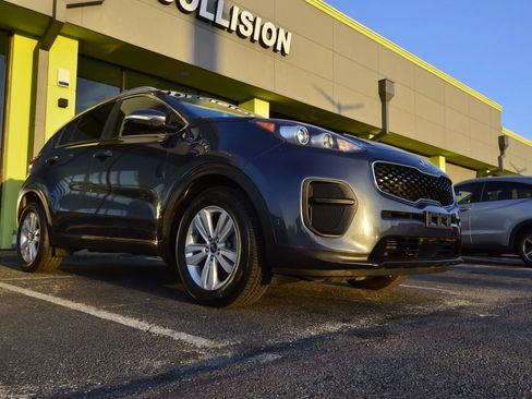Used 2018 Kia Sportage LX w/ LX Technology Package image 6
