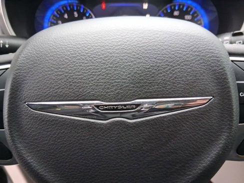 Used 2024 Chrysler Pacifica Touring-L image 17