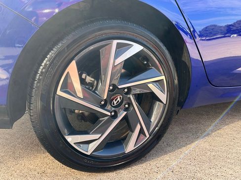 Used 2025 Hyundai Elantra Limited image 9