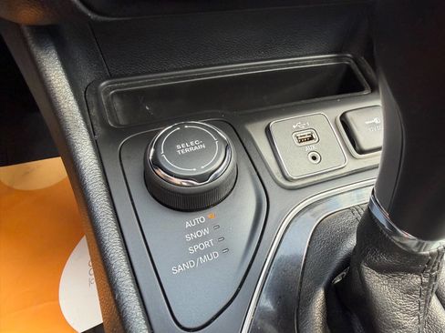 Used 2019 Jeep Cherokee Limited AWD/4WD image 19