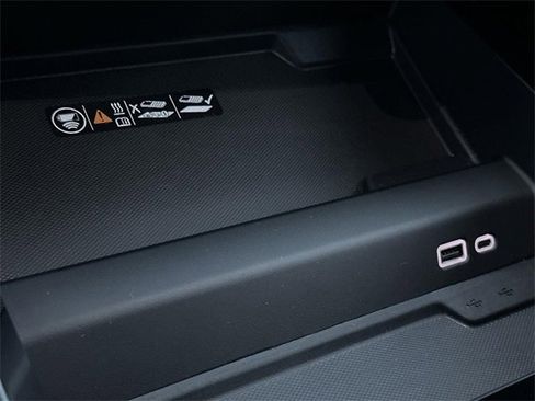 Used 2025 Chevrolet Suburban RST image 36