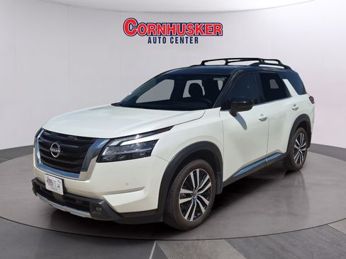 Used 2024 Nissan Pathfinder Platinum AWD/4WD image 4