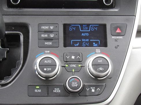 Used 2020 Toyota Sienna L FWD image 25