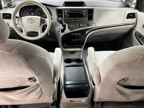 Used 2011 Toyota Sienna LE image 10