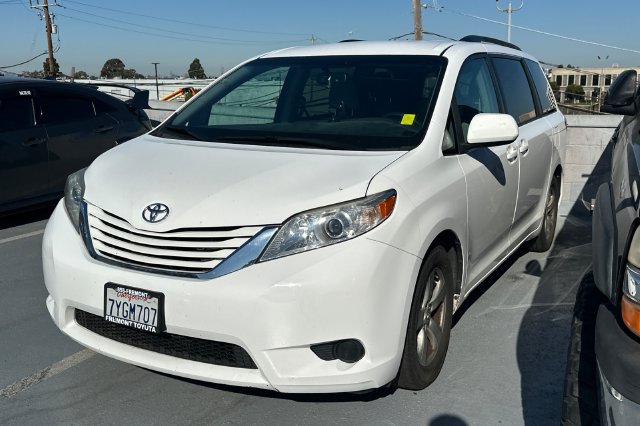Used 2017 Toyota Sienna LE FWD image 2