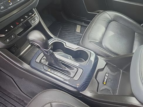 Used 2022 Chevrolet Colorado Z71 AWD/4WD image 18